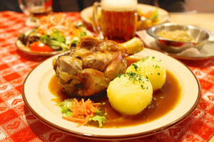 Salsicha, joelho de porco e chope gelado garantidos para a 6ª Noite Alemã