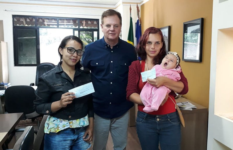 Algumas famílias de Marechal Floriano receberam das mãos do prefeito Cacau Lorenzoni, no gabinete, na manhã desta quinta-feira (24), o auxílio-natalidade a que tinham direito. As mães ficaram muito felizes por terem sido contempladas com o benefício.