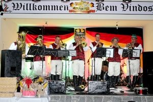 A Banda Pommerchor, de Melgaço, abriu a noite com músicas tradicionais alemãs. Os instrumentos de metal alegraram a festa.