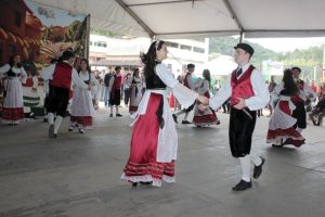 O domingo ainda teve apresentação do Grupo Folklorístico do Circolo Trentino di Santa Teresa, que veio acompanhado das rainhas, princesas e rei de eventos italianos daquele município.