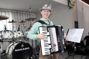 Quem também sobe ao palco é Leandro Schaffel, com o seu inseparável acordeon.