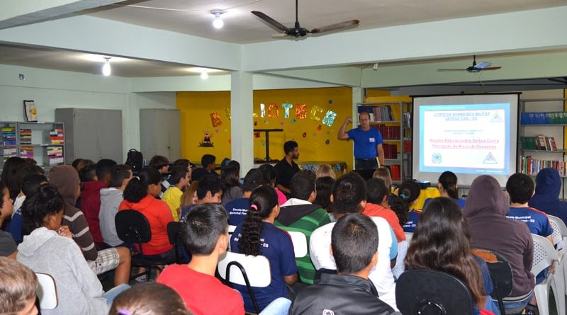 Palestra da Defesa Civil na EMEF Mauro Christo em mARECHAL fLORIANO