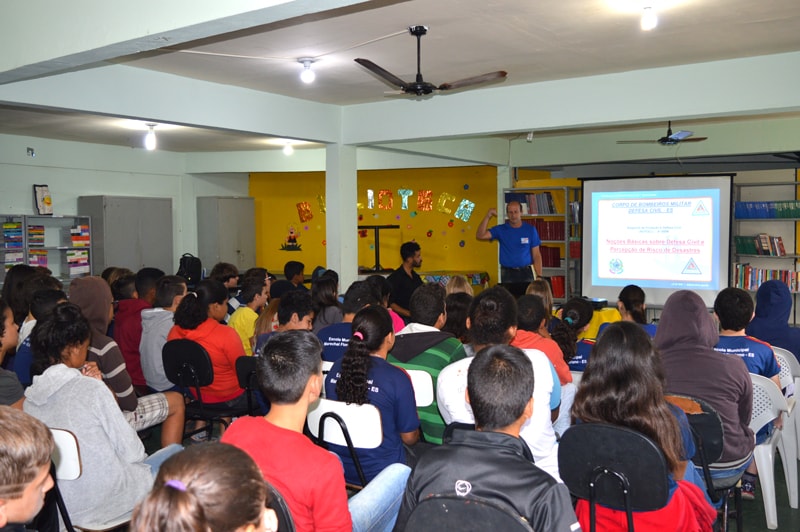 Palestra da Defesa Civil na EMEF Mauro Christo em mARECHAL fLORIANO