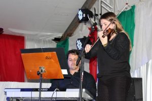 O momento mais aguardado do primeiro dia da festa foi o lindo Desfile Bambini, com as crianças de Araguaya. Este ano, a apresentação da violinista Adriana Vinand deu um toque especial o desfile.