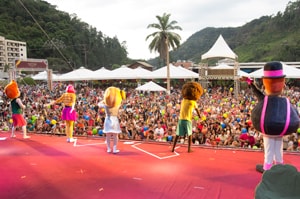 o pátio da Italemanha foi tomado pela criançada, que aguardava pela apresentação infantil Mundo Bita. As cores e as canções voltadas para os baixinhos encantaram não só a garotada, mas também os pais, que aprovaram o show. Muito simpáticos, os artistas receberam uma galera após a apresentação, para uma sessão de fotos com personagens e bonecos gigantes.