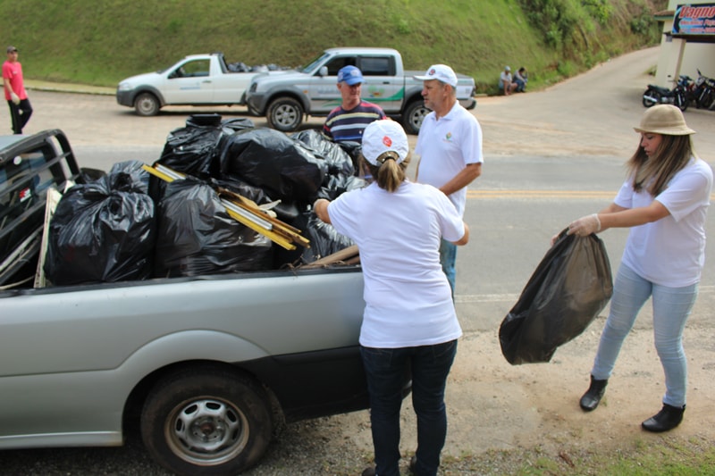 Foram recolhidos cerca de 500 kg de lixo, colocados nas carrocerias de duas picapes.