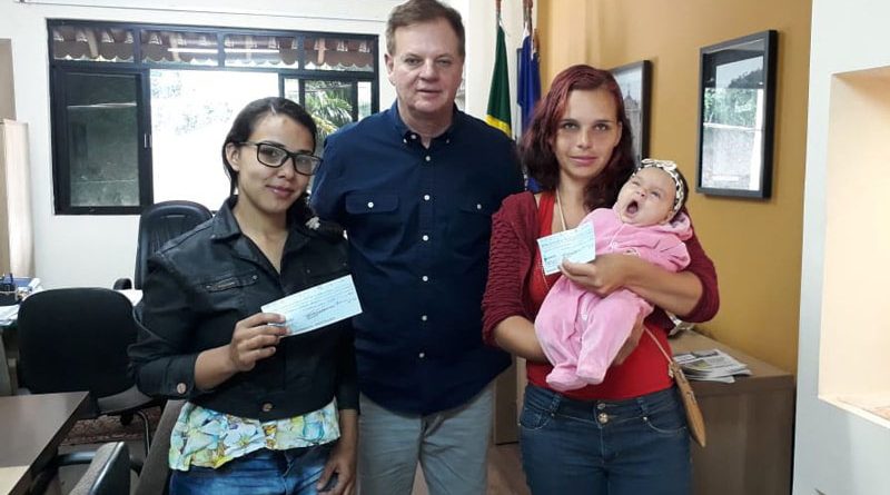 Algumas famílias de Marechal Floriano receberam das mãos do prefeito Cacau Lorenzoni, no gabinete, na manhã desta quinta-feira (24), o auxílio-natalidade a que tinham direito. As mães ficaram muito felizes por terem sido contempladas com o benefício.