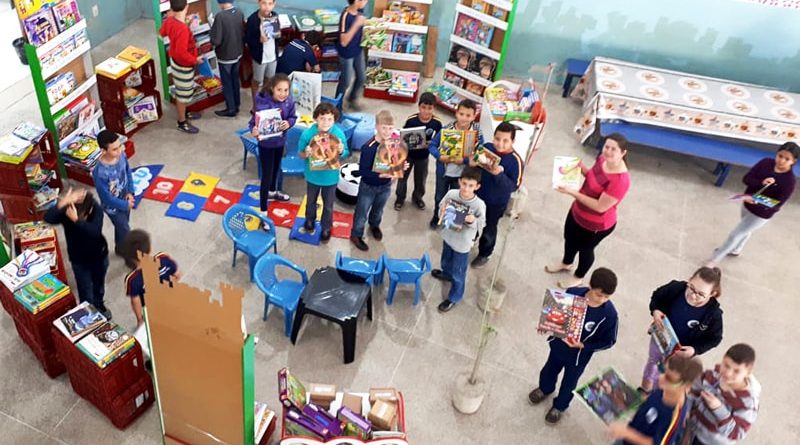 Alunos da Rede Municipal de Marechal Floriano já podem ler e aprender de uma maneira bastante divertida, com o projeto Biblioteca Intinerante – Tenda Cultural.