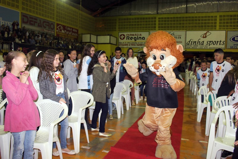 Para animar a festa, o leão Daren, mascote do Proerd, faz um grande sucesso com a garotada e sempre é solicitado para fazer inúmeras fotos com os alunos ao final da cerimônia.