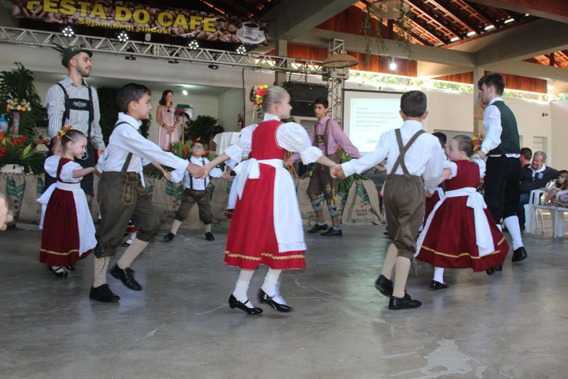 apresentação do grupo de Dança Alemã Grünes Tal Kinder 