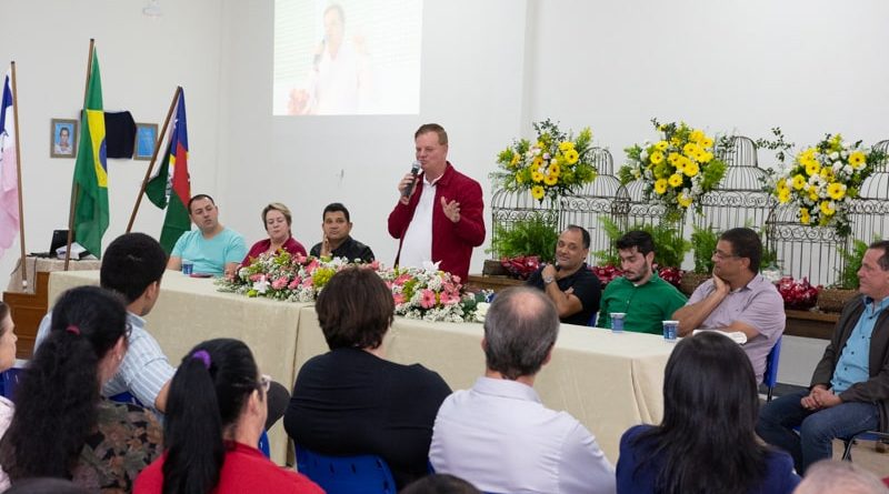 O prefeito Cacau Lorenzoni, inaugura o Centro de Convivência do Idoso e entrega quatro novos veículos para a comunidade